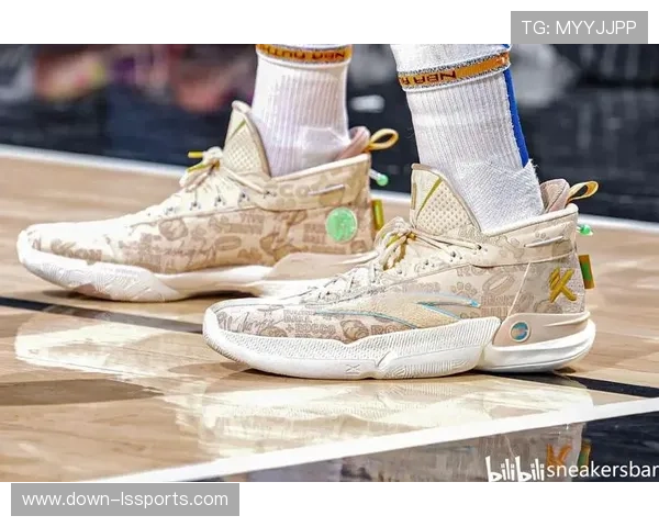 库里圣诞穿安踏KT11致敬克莱，鞋跟印四冠字样