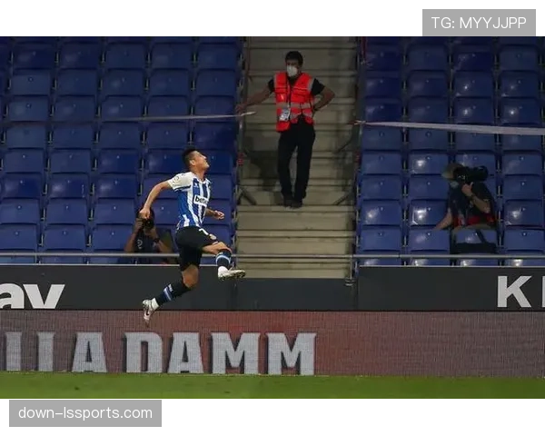 特写：替补奇兵打入绝杀球后，被激动的队友压在身下庆祝